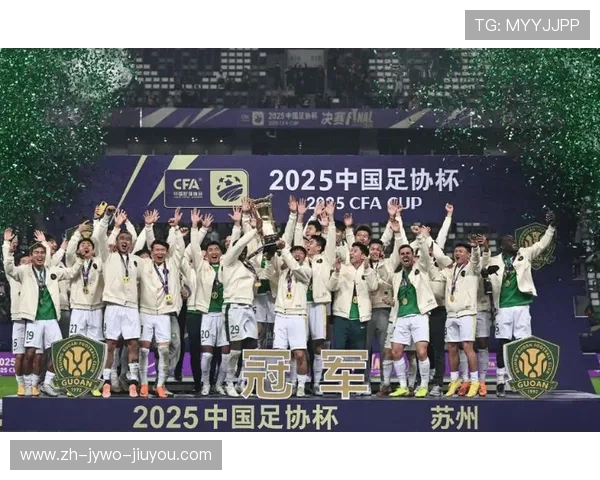 足协杯决赛国安3-0获胜夺冠队史第五次捧起冠军奖杯 足协杯决赛国安3-0获胜夺冠队史第五次捧起冠军奖杯